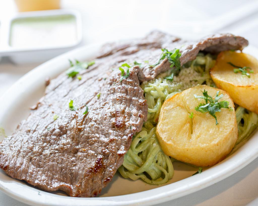 Tallarin Verde con Bistec · Steak with spaghetti in a green Peruvian style basil, spinach and cheese sauce.