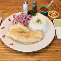 Pescado Frito · Fried fish with rice and cassava.