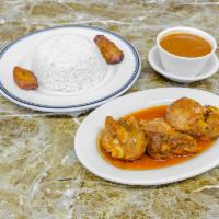 Combo 8 · Pollo guisado, arroz, habichuelas, ensalada y soda 2 litros. // Stewed chicken, rice, beans,...