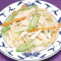 Chicken Chow Mein 鸡肉抄面 · Served with rice and crispy noodles. (For soft noodles please order Lo Mein)