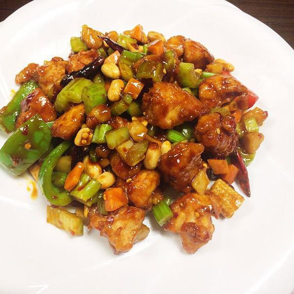 115. Quart of Kung Po Chicken 宫保鸡 · Diced chicken & vegetable stir fried in spicy Kung Po sauce and PEANUTS. Served with rice onside. Spicy.