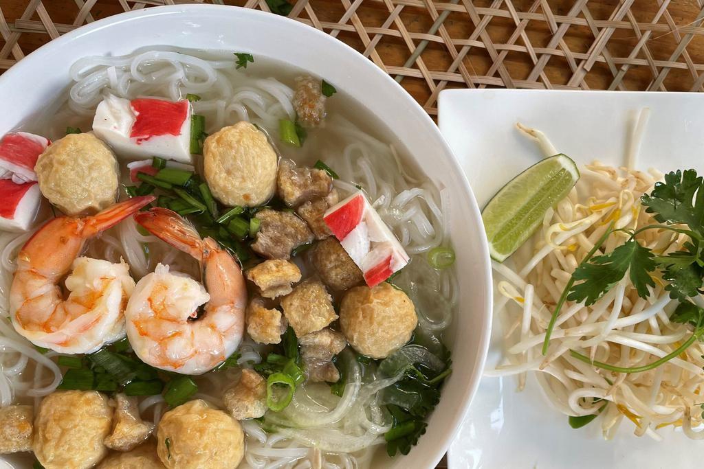 10. Que’s Seafood Pho Combos · Combination shrimps, fishball.