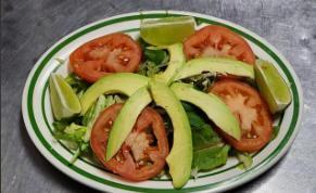 Ensalada de Aguacate · Avocado salad.