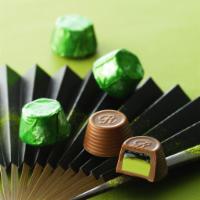 Duo Praline Matcha · 2 layers made of matcha sauce and matcha cream encased in a chocolate shell.