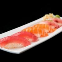 Sushi Starter · 2 tuna, 2 salmon and 2 yellowtails.