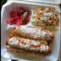 Tacos Hondurenos · Incluye: Delicioso pollo desmenuzado, repollo y encurtido (orden de 4 tacos).