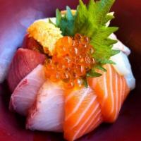 Omakase Sashimi · Chef choice of 9 pieces special sashimi with Fatty Chu Toro Roll，served with soup or salad。