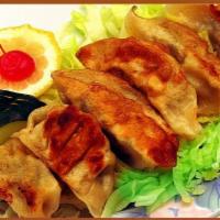 Pan Fried Dumpling 生煎锅贴 · 6 pieces.