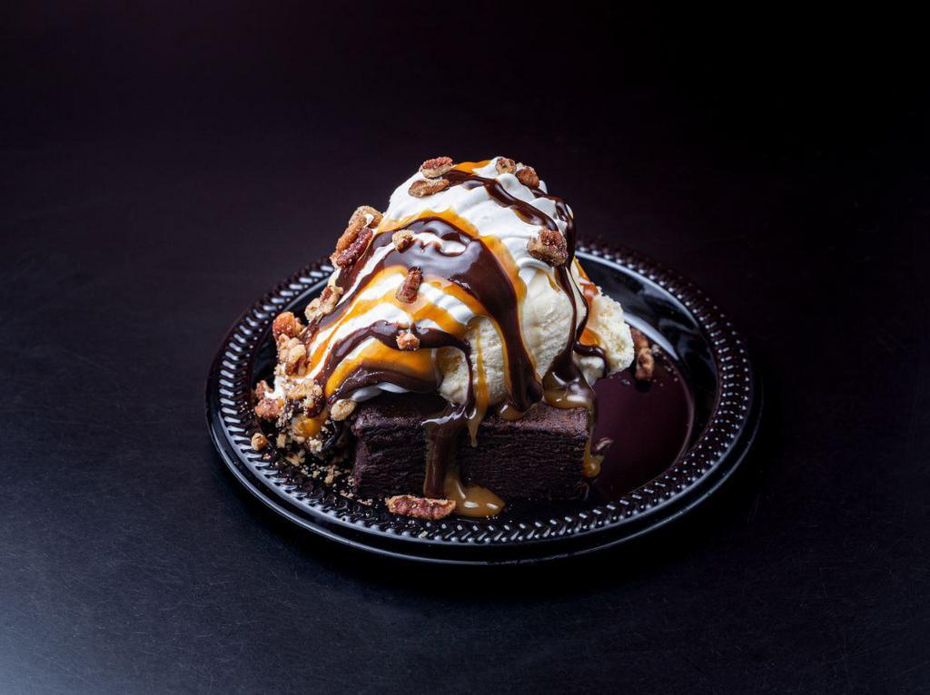 Brownie a La Cold Stone · Warm chocolate brownies, French vanilla ice cream, whipped topping, caramel, fudge and pecans.