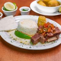 Sancocho De Costilla · Pollo, costilla de cerdo, res, arroz, ensalada.