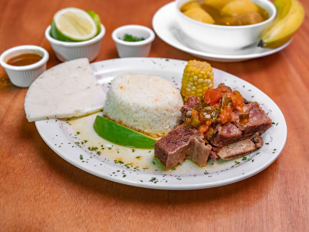 Sancocho De Costilla · Pollo, costilla de cerdo, res, arroz, ensalada.