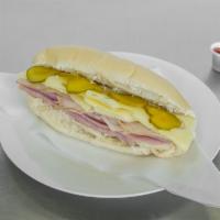 Cubano Sandwich · Pan cubano, jamón, pierna, queso y pickles.