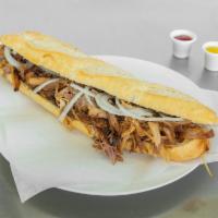 Pan Con Lechon Sandwich · Pan baguette, lechon, cebolla y papitas.
