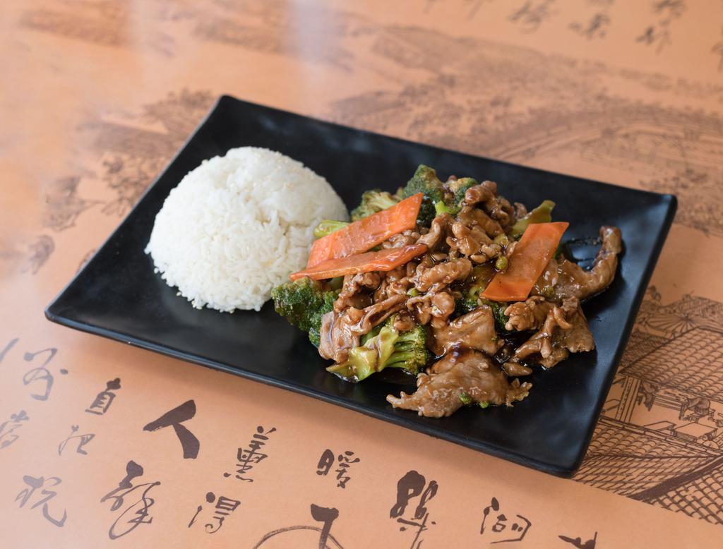 Beef with Broccoli Combination Platter Dinner · Served with choice of fried rice, white rice, or brown rice, vegetable roll, and your choice of soup.
