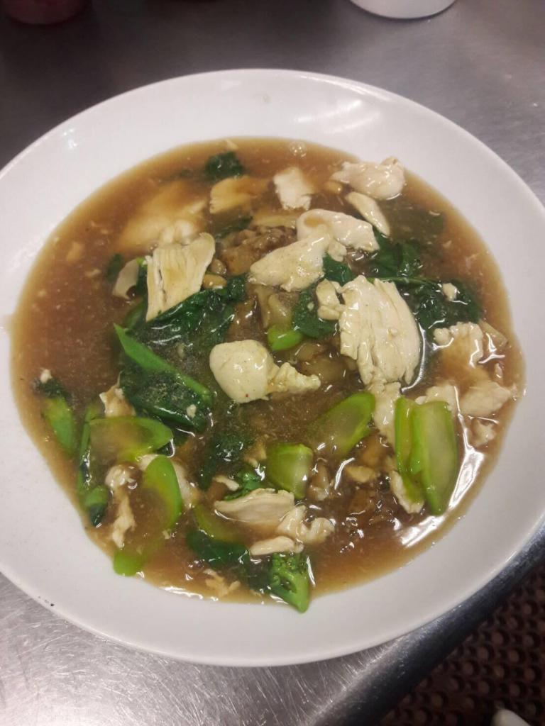Lad Na · Broad rice noodle and Chinese broccoli served in gravy sauce.