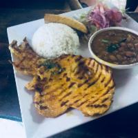 Pechuga a la Parrilla · Grilled chicken breast with rice, fried sweet plantain beans and salad.