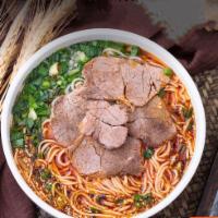 传统牛肉米粉（小辣）Rice Noodle With Beef (spicy) · 