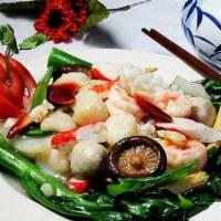 S10. Seafood Delight · Lobster shrimp, scallops and crab meat with vegetable in white sauce.