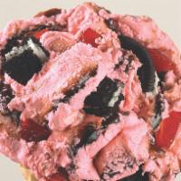 Strawberry Skydive · Strawberry with Oreo cookies, strawberries, and fudge.