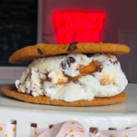Cookie Dough Sandwich · Pick either sugar cookie or chocolate chip and flavor of dough.