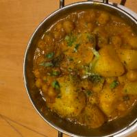 Alu Chana  (Vegan) · Potato and chickpeas cooked onion and tomato sauce 