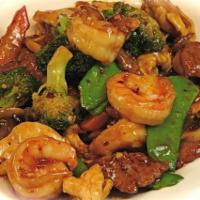 S3. Triple Delight · Fresh shrimp, roast pork, chicken, water chestnuts, bamboo shoots, mushroom and Chinese vege...
