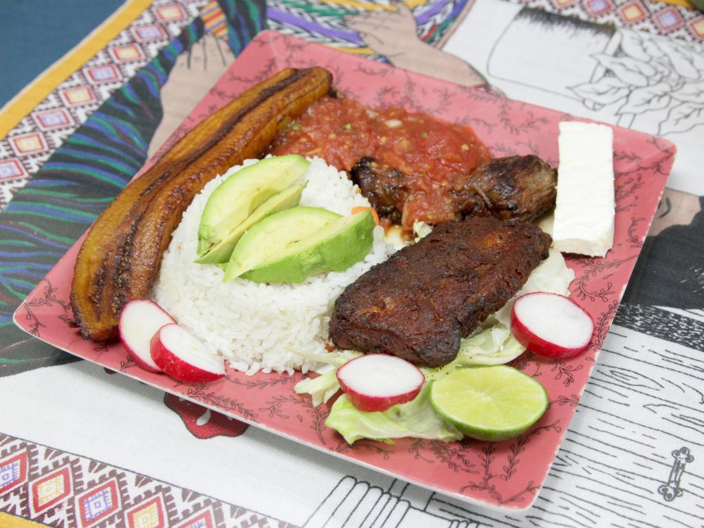 Luna de Xelaju · Dessert · Dinner · Guatemalan · Hamburgers · Latin American · Mexican · Pizza · Sandwiches · Seafood · Soup
