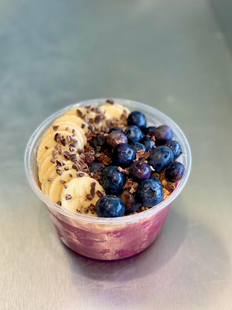 Power Bowl · Base: dragonfruit, banana, vanilla protein, peanut butter and almond milk. Toppings: banana, blueberries, cacao nibs and granola.
