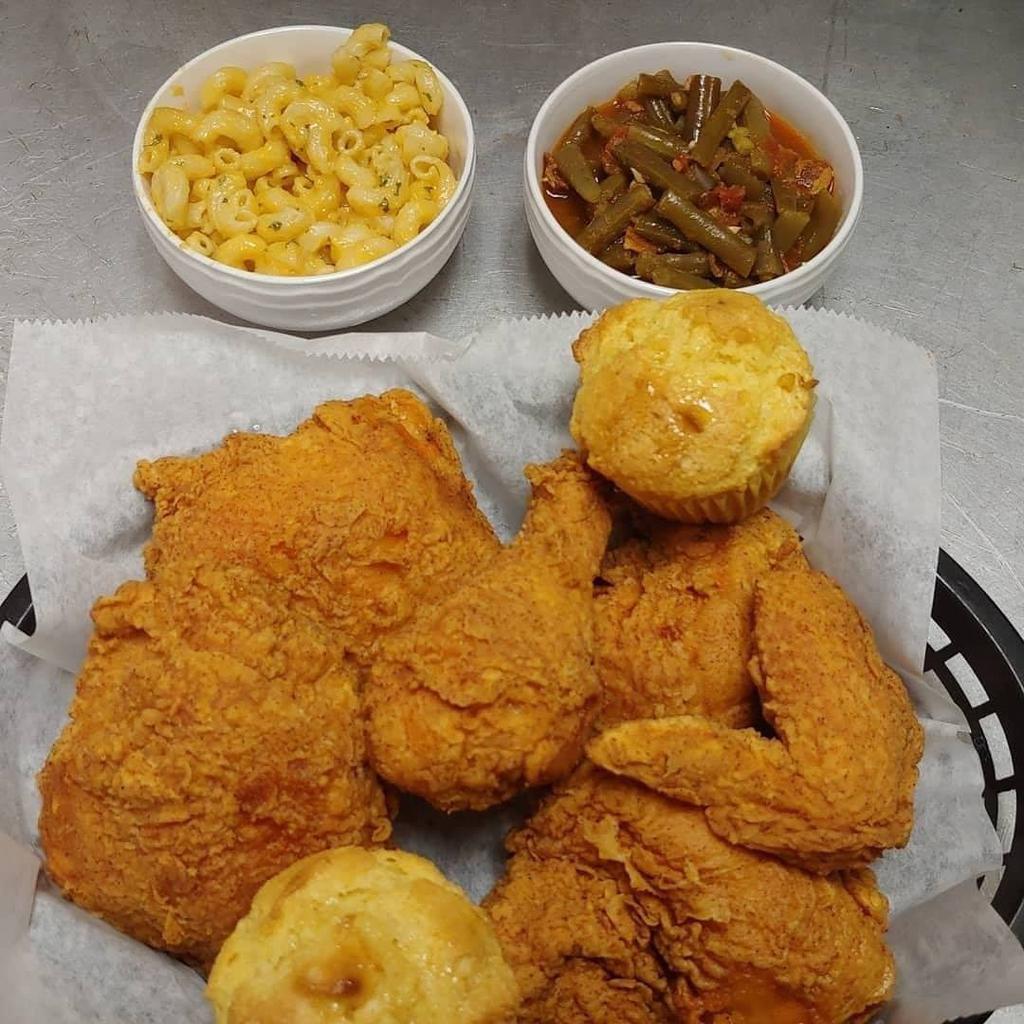 LARGE CLUTCH (Feeds 2-3) · 6 piece dinner with 2 large feed pans. Includes 2 breasts, 2 thighs, 1 wing, 1 drumstick, & 2 cornbread muffins.