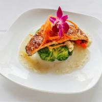 Filete de Salmon Al Horno · Baked salmon filet.