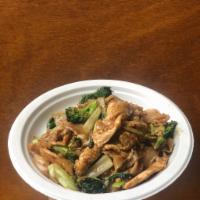 Si Eew (Sweet Blackened Noodle) · Broad rice noodles, broccoli and egg.