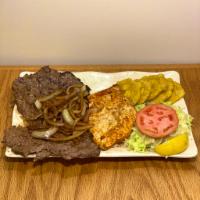 Bisteck Encebollado & Pechuga de Pollo Asado · Beef steak & broiled chicken (cutlets).