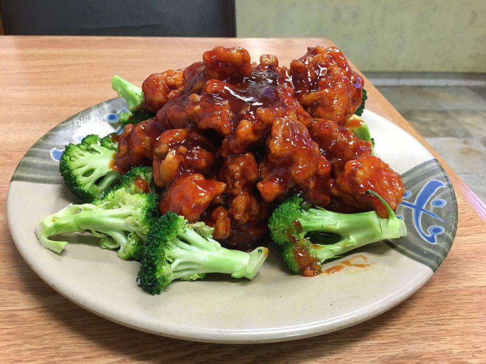 102. General Tso's Chicken · Chunks of marinated chicken deep fried crispy served in a chef's spicy sauce on a bed of fresh steamed broccoli. Hot and spicy.