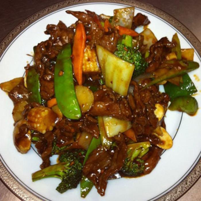110. Hunan Beef · Carne de res con estilo hunan. Hot and spicy.