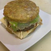 La Makula Burger · Green plantains, cheeseburger meats lechuga  y tomates.
