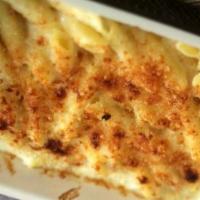 Macarroni con Queso · Mac and cheese.