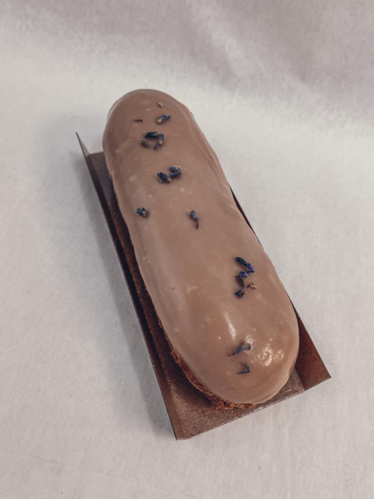 Earl Gray eclair  · Choux dough,  cream with earl gray tea and chocolate, icing.