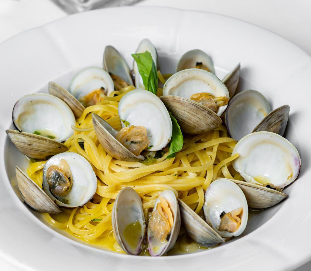 Linguini alle Vongole · Fresh white clam sauce.