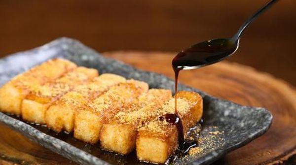Deep Fried Rice Mochi 紅糖糍粑 · Stir fried.