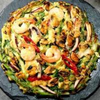 해물파전 (seafood with scallion pancake) · 4pcs, shrimps,squids,mussels and scallions