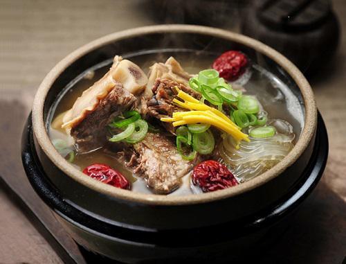 갈비탕 (Beef short rib soup) · Come with Rice & side dishes
Beef broth, 3 pieces short rib & glass noodle inside