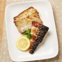 고등어구이 (Mackeral) · Grilled fish, soybean paste stew, rice and side dishes 