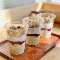 Cardamom overnight oats + lingonberry & granola (gluten-free & Vegan) · Raw cardamom overnight oats (rolled oats, oat milk, chia seeds, maple syrup, cardamom and ci...