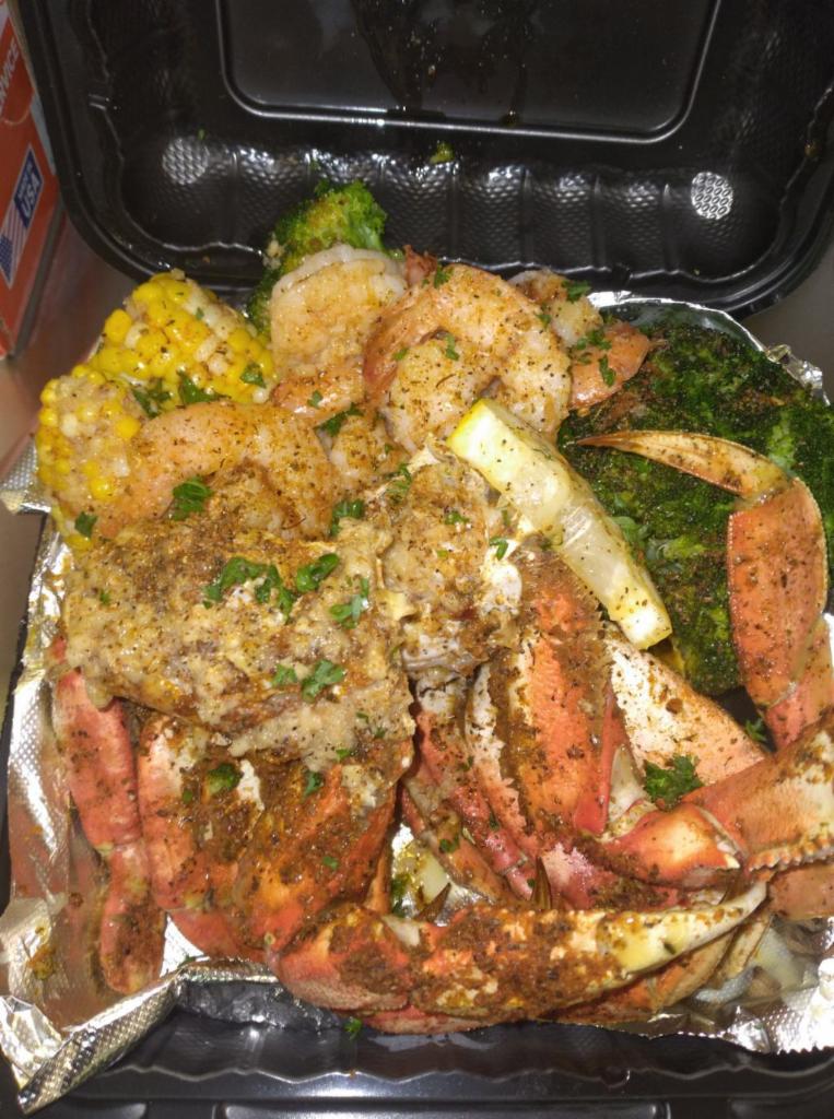 Steamed Dungeness Crab & Shrimp Plate  · 2 Dungeness Crab Clusters
Colossal Shrimp 
1 Ear Corn
Fresh Broccoli 
Baby Potatoes 
1 Smoked Beef Sausge or Turkey Halal Smoked Sausage (Hot or Mild).
Steamed W/ Beer or Without.
Choice of Butter Seasoning.
