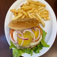 El Capitan Burger · With melted Jack cheese, grilled onions and bacon. Served with tomato, lettuce, onions, pick...