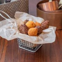 Salgadinhos - Porcao · Coxinha, coxinha com catupiry, kibe, bolinha de queijo, bolinha de queijo com presunto, boli...