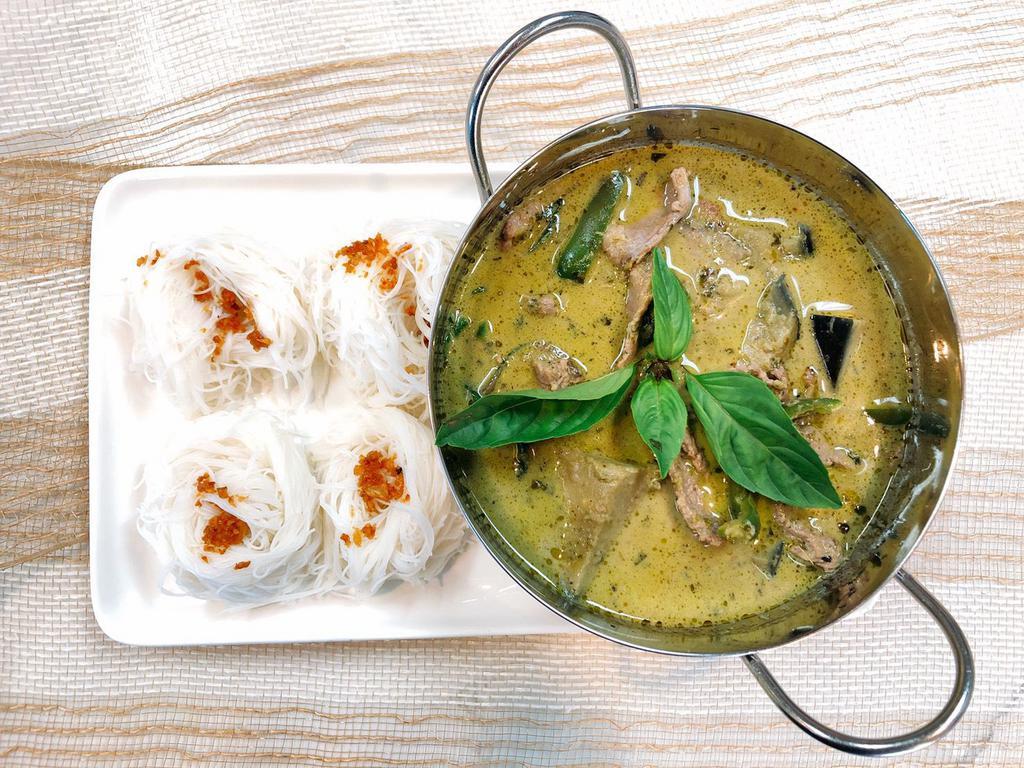 Old school green curry · Choice of meat with green curry in coconut milk,basil,bamboos shoot and bell pepper serve with vermicelli and vegetable garnish.