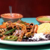 Bistec a la Mexicana, Arroz y Frijoles · Beef steak Mexican style with rice and beans.