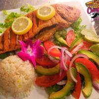 Pargo Rojo · Red snapper fish with avocado salad and rice