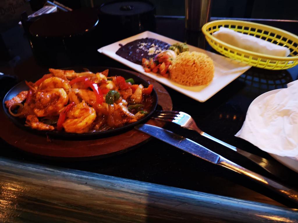 Shrimp Fajita · Shrimps fajitas, served with rice, beans, guacamole, pico de gallo, sour cream and tortilla.